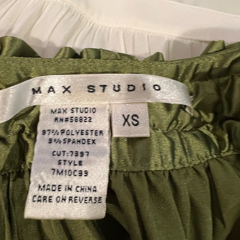 Max Studio Shiny Green Top With Ruffle Detail - Picture 11 of 11